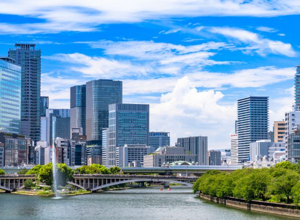 大阪 川沿いのビル群